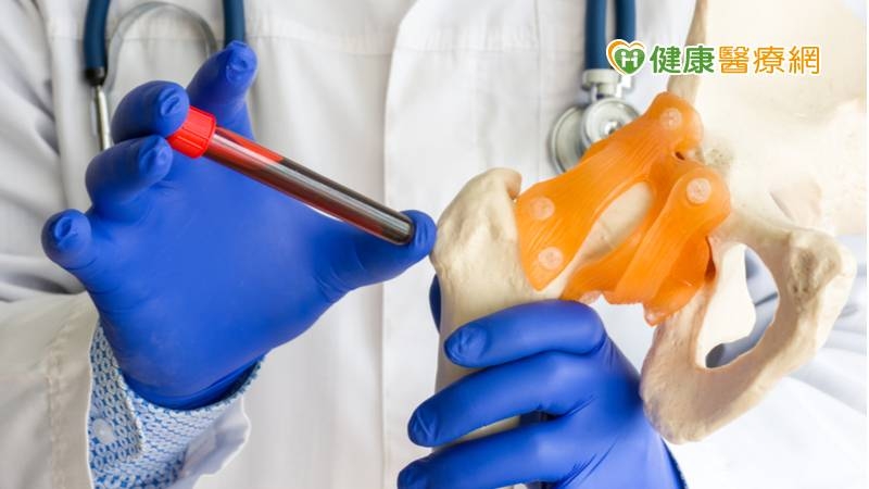 衛福部南投醫院血液腫瘤科主任陳筠方醫師指出，多發性骨髓瘤（multiple myeloma）是骨髓中的漿細胞在骨髓裡面病變、異常增生所引起的血液性癌症。