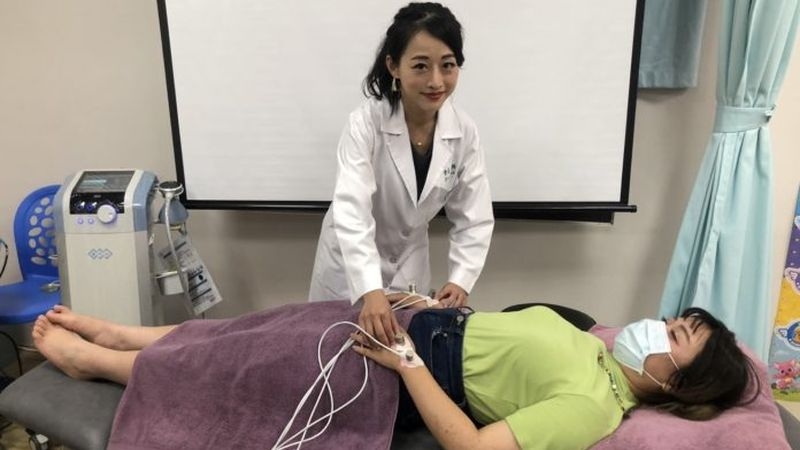 復健科醫師李薇利用震波深層治療長期慢性疼痛的病患。 （中華新聞雲記者曾芳蘭攝）