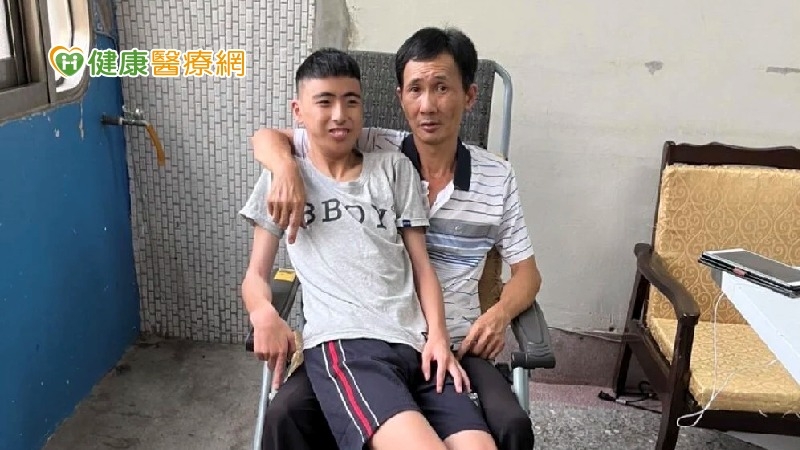 慢飛天使小志與辛苦的爸爸。