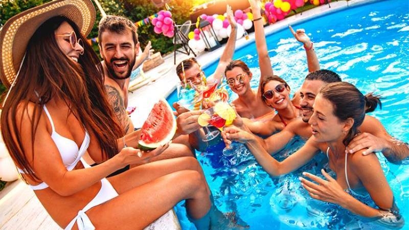 夏日泳池派對，既消暑又養眼，讓你盡情展現自信曲線。
