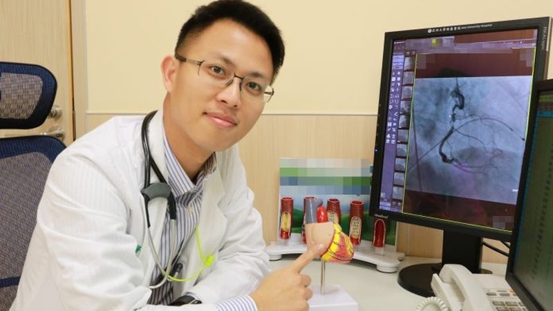 張育晟醫師提醒炎熱夏季也是心肌梗塞發生的危險期。（中華新聞雲記者黃俊昇翻攝）