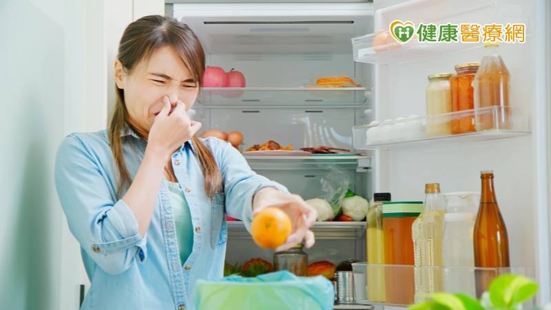 在天氣炎熱，將食物放置室溫下時間長，許多食物容易腐敗變質，若食用這些變質的食物可能造成食安問題危害健康，引發噁心、嘔吐、頭暈、腹瀉等。