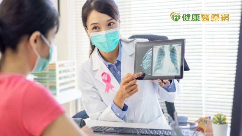 佳佳（小名）在4年前赴加拿大進修時，出現耳鳴、嘔吐等不適症狀，就醫做完核磁共振檢查後，才發現腦部長了許多小腫瘤，於是趕緊返台治療，在高醫接受詳細的檢查發現，已是乳癌四期轉移了。