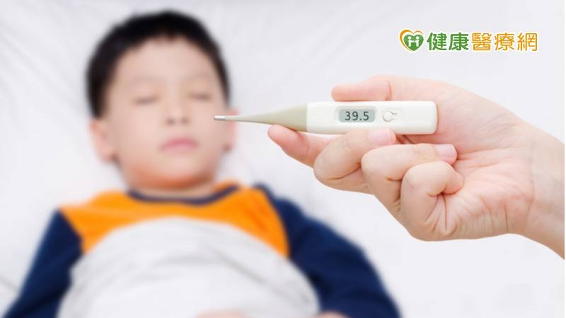 目前推測MIS-C是一種感染新冠病毒後的免疫系統過度反應，造成身體多器官的損傷，嚴重時可能造成心肌功能受損，包括心包膜炎、瓣膜炎或冠狀動脈異常，甚至孩童會低血壓或休克