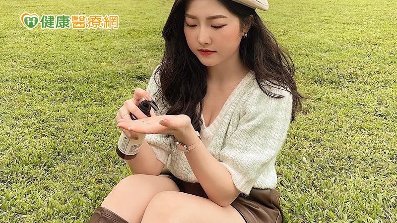 19世紀中期，歐洲人引進義大利蜂，讓紐西蘭有了養蜂業和蜂蜜，當時帶有尤加利香氣的麥蘆卡蜂蜜起初不受到歡迎，直到後來研究發現，飲用過麥蘆卡蜂蜜的乳牛擁有較高的抵抗力，此時麥蘆卡蜂蜜的保健作用才開始被注意到。