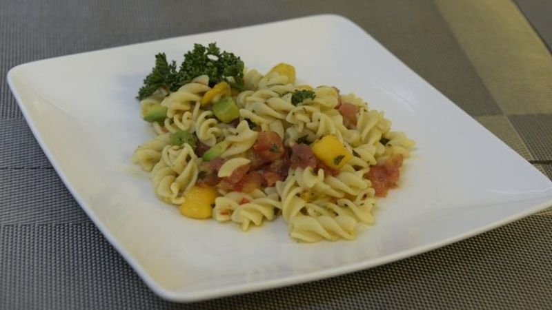 芒果莎莎通心麵，健康蔬食夏天好口味。（中華新聞雲記者湯朝村攝）