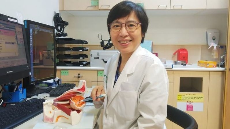 醫師洪純玲提醒，戶外活動要戴帽及太陽眼鏡遮陽。（安南醫院提供）