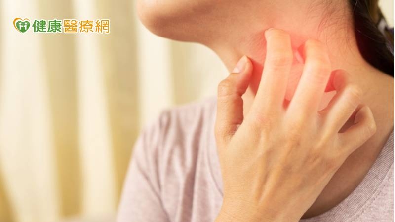 禽蟎叮咬的疹子是丘疹樣蕁麻疹，通常成群地出現，也可能散在出現。最常見於腹、腰、肩頸、手臂、腋下及大腿內側，叮咬的軌跡會停在衣褲、胸罩、肩帶的邊緣是一大特徵。