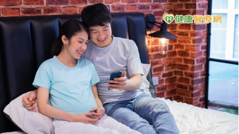 臺北市自111年3月17日起，將同性配偶納入補助對象，凡「配偶中任一方設籍臺北市」即可接受生育前的健康狀況評估，鼓勵新婚家庭孕前可善加運用。