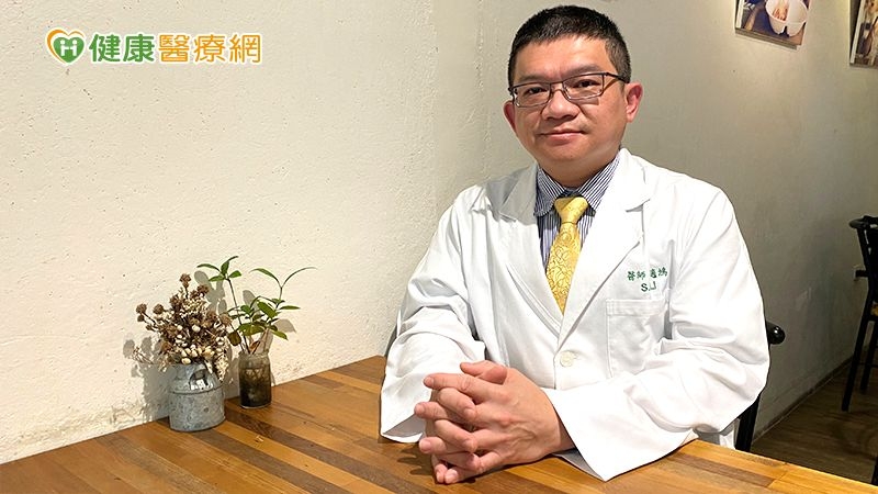 李適鴻醫師解釋，在標靶藥物出現之前，肺癌多以化療及放射線治療等廣泛性治療為主，意即全身細胞不論好壞都會受影響，也因此許多患者聽到化療，第一反應就是「害怕」跟「拒絕」。