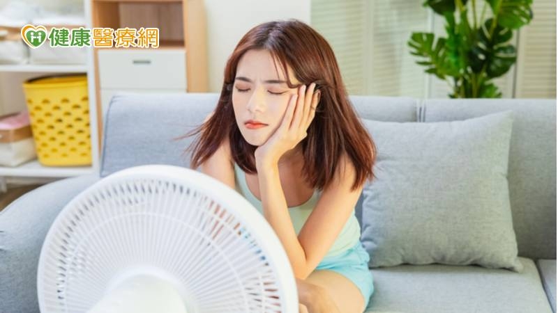 造成室內熱傷害的主因，最主要是因為空氣不流動，散熱速度下降，產熱速度大過於散熱速度，將造成空間內的熱能無法排出，導致環境溫度不斷升高，若再加上人體溫度調節不佳，則容易產生熱傷害的症狀。