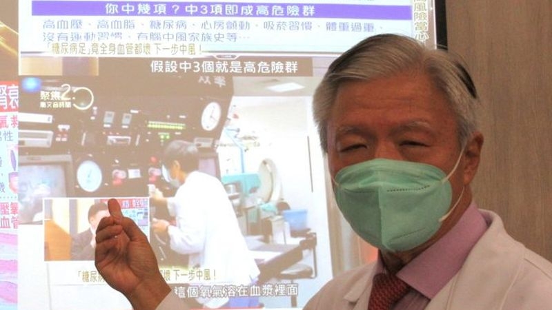 奇美醫高壓氧科除以高壓氧治療減緩暫時性失憶症，醫師牛柯琪並提醒民眾注意，三高、腦中風或巴金森氏症家族史病人是腦病變的高危險群。 （中華新聞雲記者汪惠松攝）