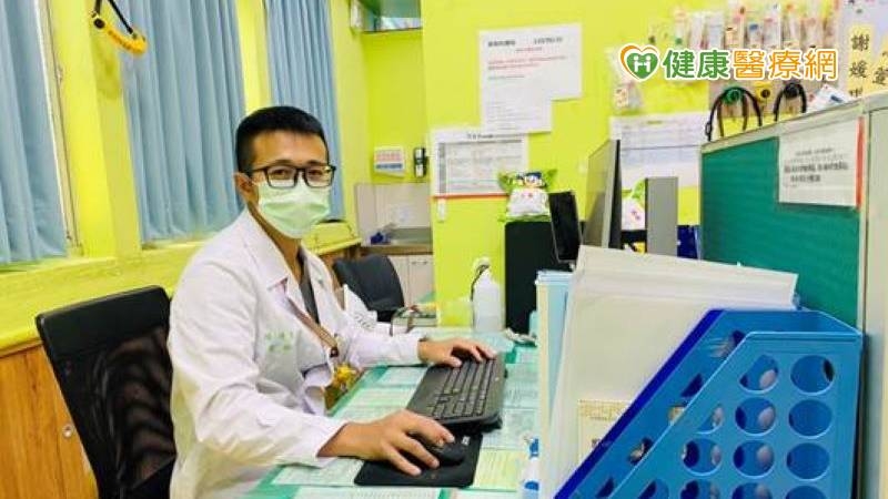 MIS-C臨床表徵多變，提醒家長應注意確診後兒童再次發燒時，有合併哪些症狀，並且密切觀察孩童的精神活動力、食慾與呼吸狀況。