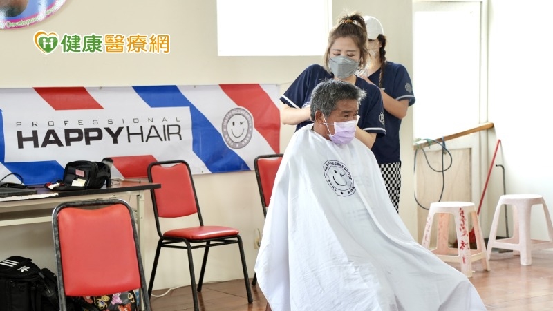 Happy hair義剪團隊貼心為居民提供剪髮服務。