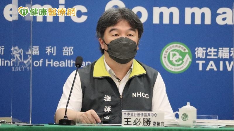 2歲女童，不曾接種疫苗，6/18確診新冠，8/6開始有發燒、皮疹以及右邊頸部腫痛，另有嘔吐、胃口變差情形，8/8住院，經過檢查有結膜炎、草莓舌、頸部淋巴結腫以及發炎指數升高等徵象，診斷為MIS-C。