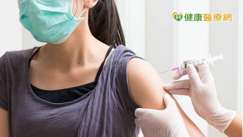 適逢COVID-19疫苗接種期間，若要同時接種HPV疫苗，可同一時間、分開不同手臂接種，或選擇另外的時間再接種，以利接種後身體不舒服反應之判別。
