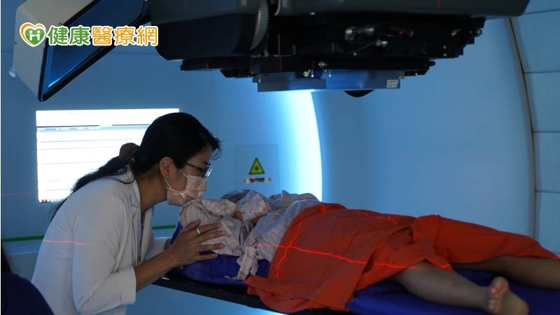 北醫質子中心首位病人為年僅八歲的兒癌病童，藉由質子治療「精準、副作用低」的特色，降低病灶週邊正常組織的放射劑量，讓病童儘可能免於治療副作用發生的風險