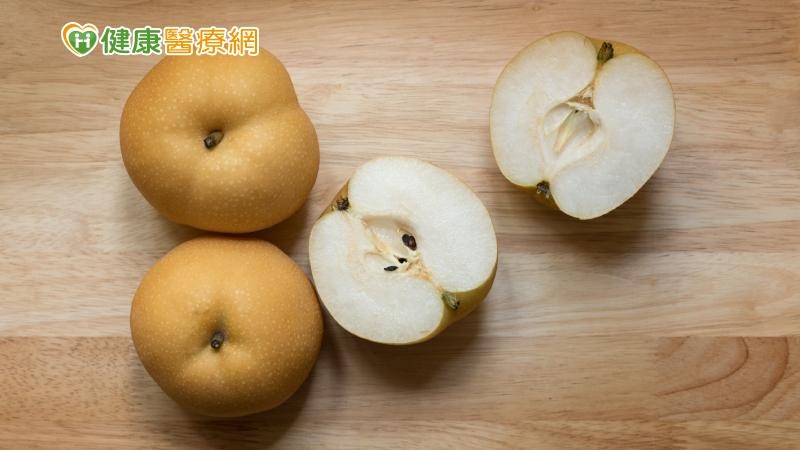 水梨質地清脆多汁，含水量高達89%，且熱量低並含有醣類、膳食纖維、鉀、維生素C、維生素B群、果膠等營養素，有「百果之宗」的美譽。