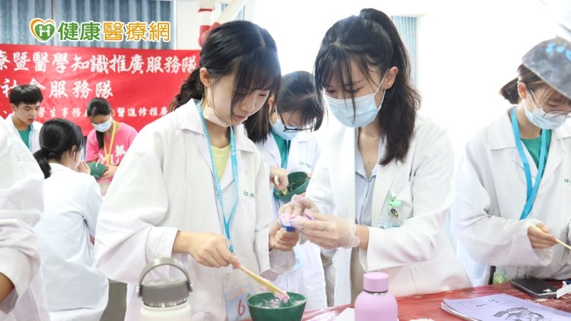 台灣安進攜手北醫大舉辦生物醫學研習營：印模刻牙實驗中，學員實際製作個人牙模