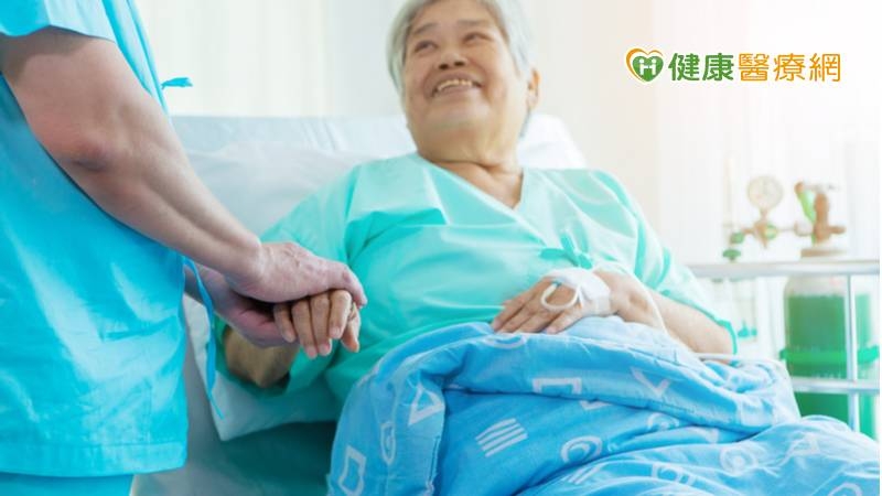 臺北醫學大學附設醫院在105年11月展開病人術後加速康復（Enhanced Recovery After Surgery, ERAS）旅程，但有別於其他機構多以專科手術模式推行，北醫附設醫院將四項核心ERAS執行項目，落實推行於全院手術病人，讓每位住院病人能盡快康復回歸社區。