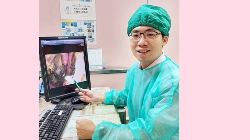 林宏儒醫師說明「冷觸氣化棒」確實為安全又快速的選擇，可從根本解決鼻塞困擾。（中華新聞雲記者王正平攝）