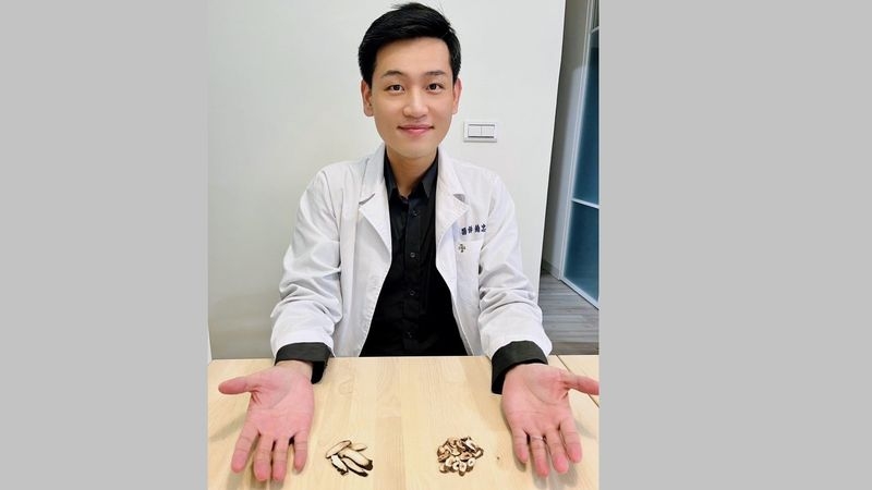 中醫師簡忠孝說，除了用藥治療外，也要改變生活習慣，才能減少痘痘復發。（南市醫提供）