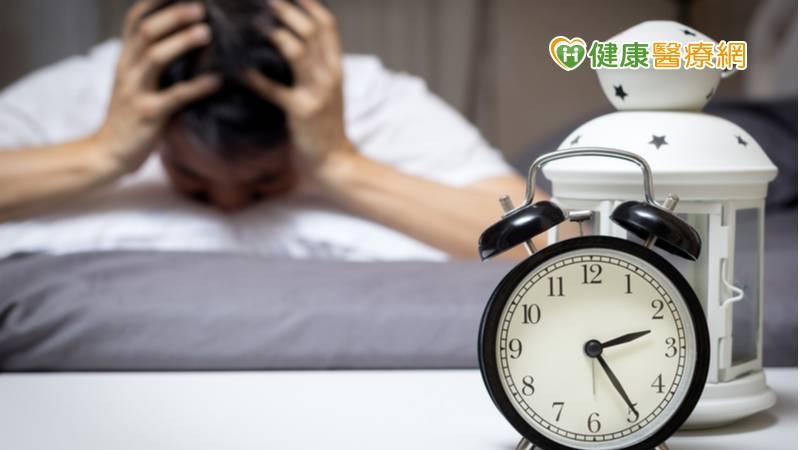 若自覺有睡眠障礙問題，可先從調整生活作息做起，維持固定的就寢及起床時間，平時建立規律的運動習慣，讓身體放鬆並產生應有的疲累感