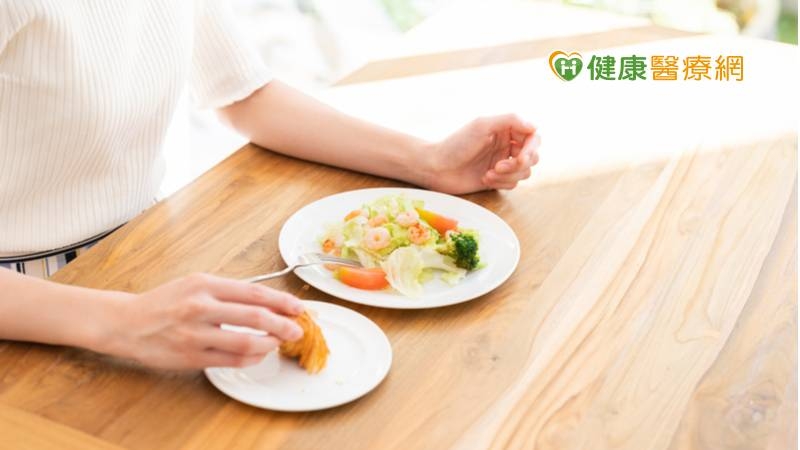 健康的體位控制，不是「不吃」澱粉，而是應把握均衡飲食「我的餐盤」原則，飯比拳頭大就好，同時選擇正確優質的全穀及未經製雜糧，才能讓減重事半功倍。