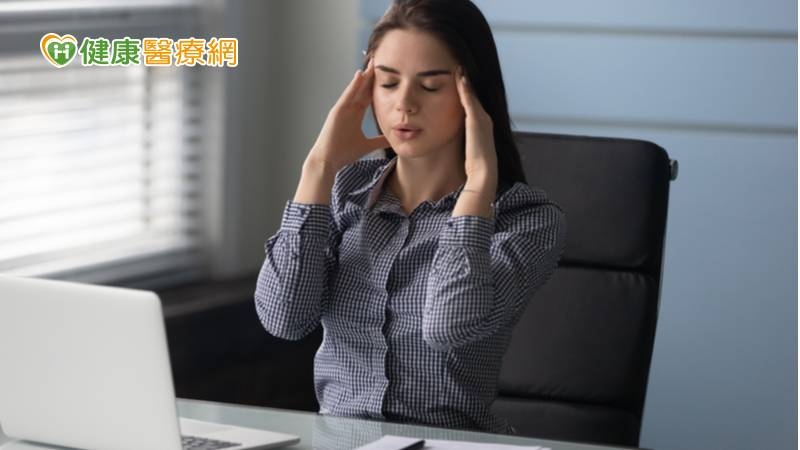 平時也可以通過穴位按摩改善一些新冠後遺症個症狀，例如在思緒不清晰、無法集中精神時可以按摩頭頂的百會穴及四神聰穴，可以幫助醒腦開竅。