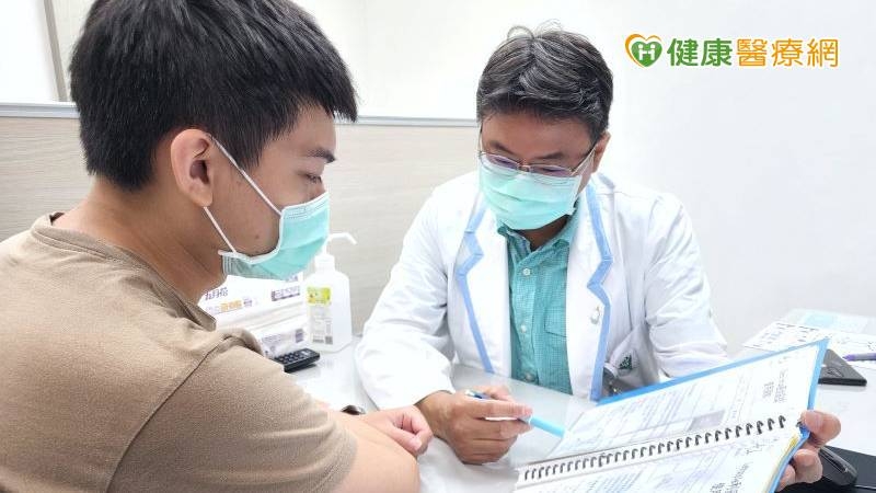 奇美醫學中心藥劑部藥師吳炎明於腫瘤衛教諮詢室內向癌友宣導正確的衛教知識。