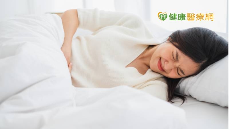 很多婦女因小突出囊腫造成疼痛而困擾，如疼痛感愈來愈明顯、止痛藥愈吃愈多、需要吃的時間愈來愈長，就建議及早就診。