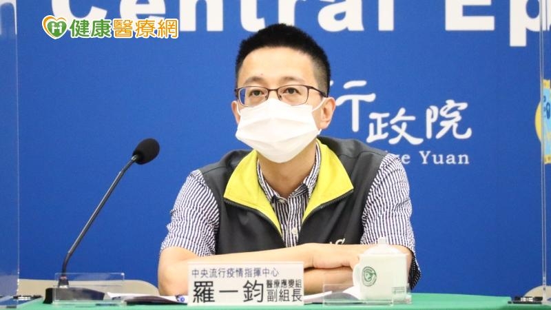 關於本土首例BA.4（30多歲男性），羅一鈞表示，他的3位家人採檢皆為陽性，其中一位家人，也就是這名30多歲男性的妻子，已經定序完成，確認為BA.4。