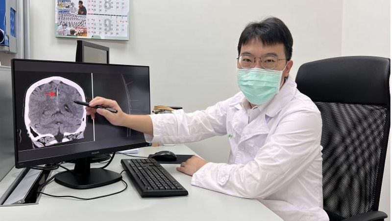 醫師李承軒說明低腦壓患者的影像檢查結果，發現有腦靜脈竇鼓漲及輕微硬腦膜下血腫等症狀。（中華新聞雲記者彭新茹攝）