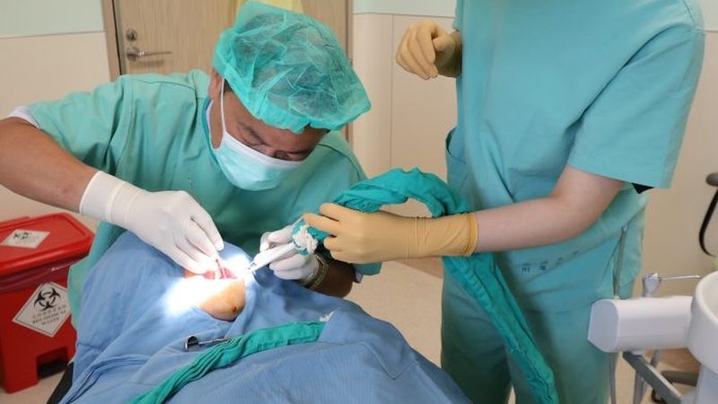 醫師為牙周病患者刮除牙菌斑，避免牙周病症狀惡化。（中華新聞雲記者黃俊昇翻攝）