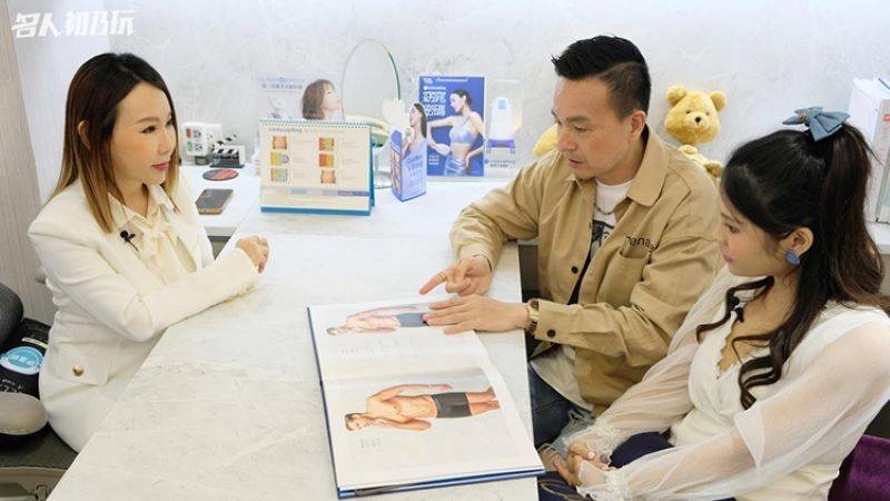 知名藝人小鍾也曾提及「酷塑冷凍減脂」，就是他長年來保持身材不走鐘的神隊友。(左為「名媛芭比時尚醫美診所」執行長黃唯恩，右為小鍾/琳妲)