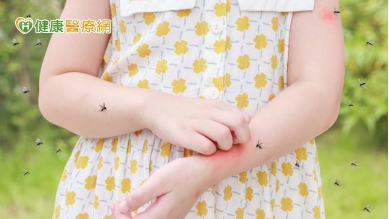 顏嘉嫺醫師提醒，防蚊用品建議挑選政府主管機關核可含敵避（DEET）、派卡瑞丁（Picaridin）或伊默克（IR3535）成分的防蚊藥劑，才能真正有效防蚊，預防病媒蚊叮咬。