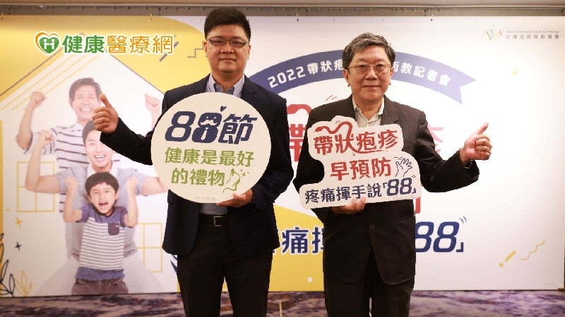 台灣疫苗推動協會榮譽理事長李秉穎（右）與林口長庚兒童感染科教授級主治醫師陳志榮（左）。