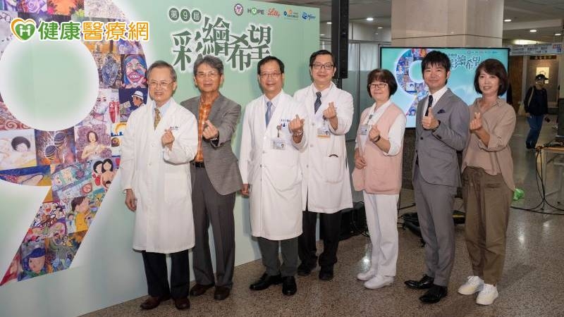 高醫院長鍾飲文（左一）、癌症希望基金會董事長王正旭（左二），高醫癌症中心主任黃志仁（左三）、高醫血液腫瘤科主任蕭惠樺（中）、高醫護理部主任廖玉美（右三）、台灣禮來股份有限公司總經理勝間英仁（右二）及得獎者蕎安（右一）邀請往來高醫的癌友、親友與醫護人員參觀畫展。