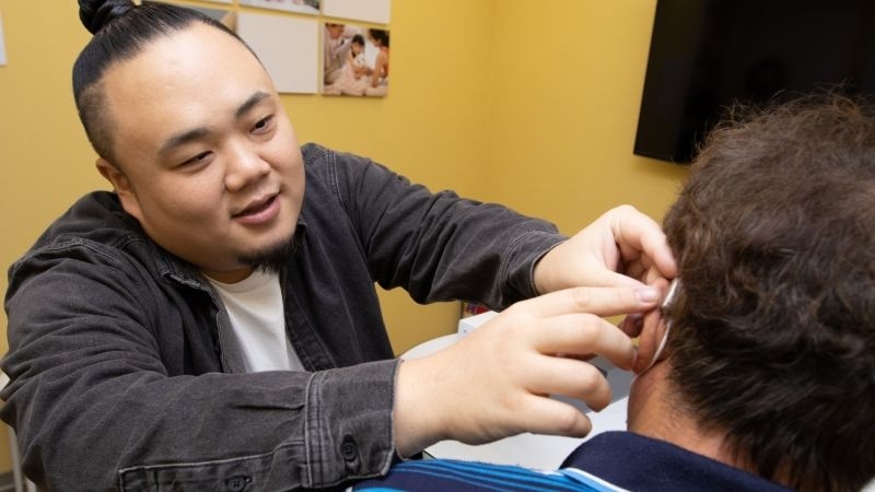 大淵問想「聽到孫子叫你阿公嗎」_一句話讓重聽的爸爸開心戴上助聽器