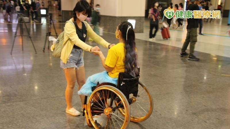 透過輪椅舞蹈體驗活動，讓民眾更認識身障朋友，同時也能體會到外出的不便。