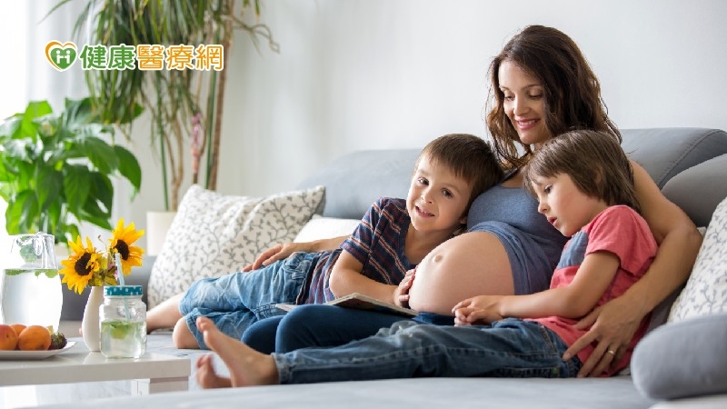 張訓銘主任指出，國內晚婚及晚孕的婦女越來越普遍，而高齡正是導致女性不易受孕的最主要原因，高齡會造成卵巢功能低下而不易受孕。