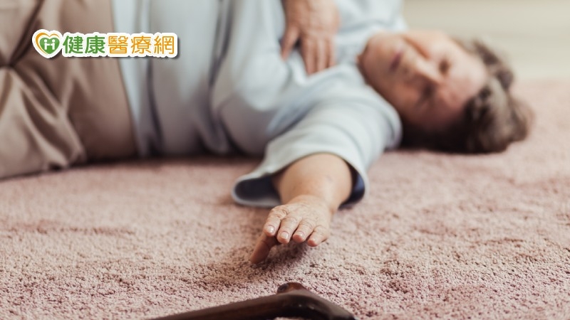 心房顫動除了可能導致心悸、胸悶、血壓降低等症狀外，更可能使血液於心房內產生擾流及血栓。