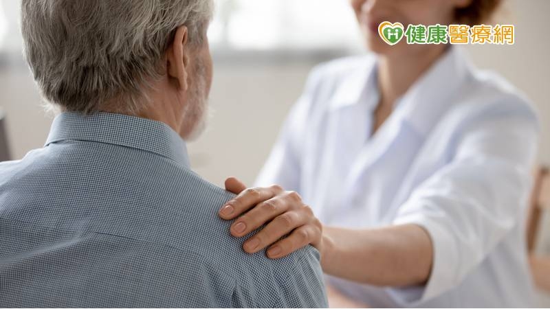 透過提升精神健康識能，讓大眾熟悉憂鬱症的症狀與治療，以及相關知識，有助於增加就醫的意願；增加社會支持，互相關懷，也可以提高中老年患者的就醫率。