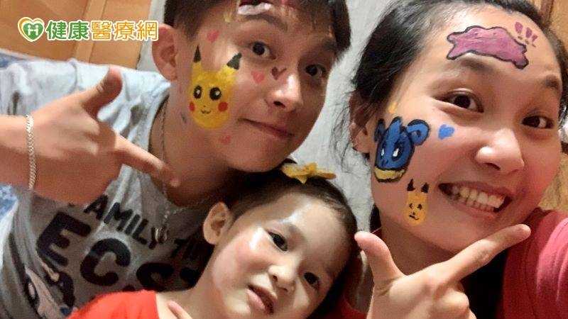 為了安慰術後沮喪小霏，爸媽在臉上彩繪陪她外出。