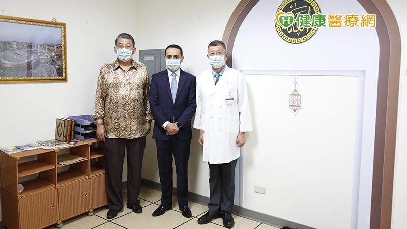 左起：中國回教協會張明峻理事長、沙烏地阿拉伯商務辦事處Mr.Adel Fahad A. Althaidi處長、臺北榮總高壽延副院長，於北榮新啟用之穆斯林祈禱室內合影。