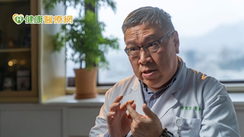 陳育民部主任解釋，主治醫師會協同放射腫瘤科醫師進行治療規劃，通常化療會執行2至3個療程，在療程之間給予放療，不給予癌細胞緩衝，放化療結束後視情況搭配免疫藥物鞏固。