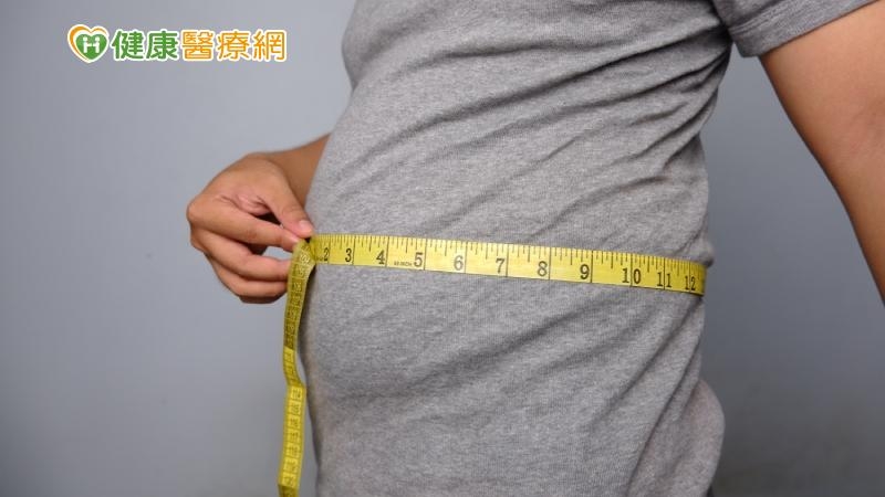 55歲的周先生去年在3個月內減了22公斤，1年後仍維持著精實體型。