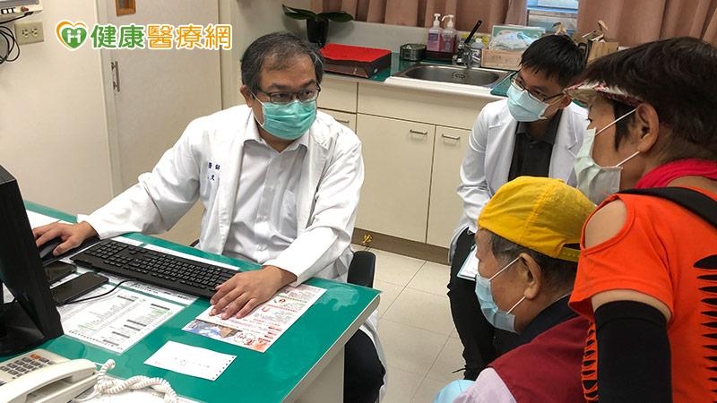 馬偕醫院外科部副部長、胸腔外科黃文傑主任提醒，治療期間，癌友務必注意自身疲憊狀況，避免影響療程。