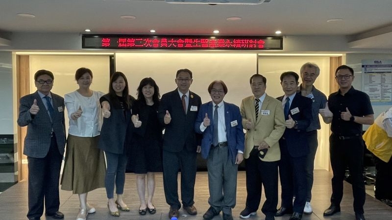 陳建州理事長(左1)表示，本會長期致力於醫藥供應商與醫藥通路的平台建置，結合亞太華人圈生技醫藥衛生團體，建立生技醫藥行業之經驗交流與溝通管道