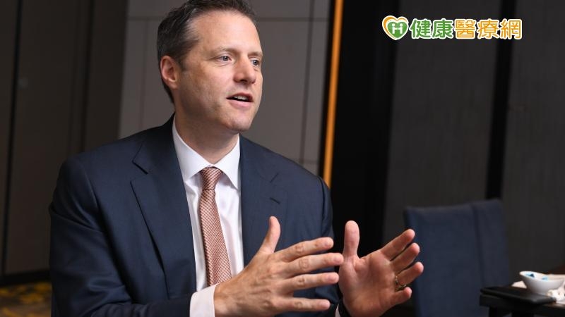 知名跨國製藥大廠總經理思泰廉。